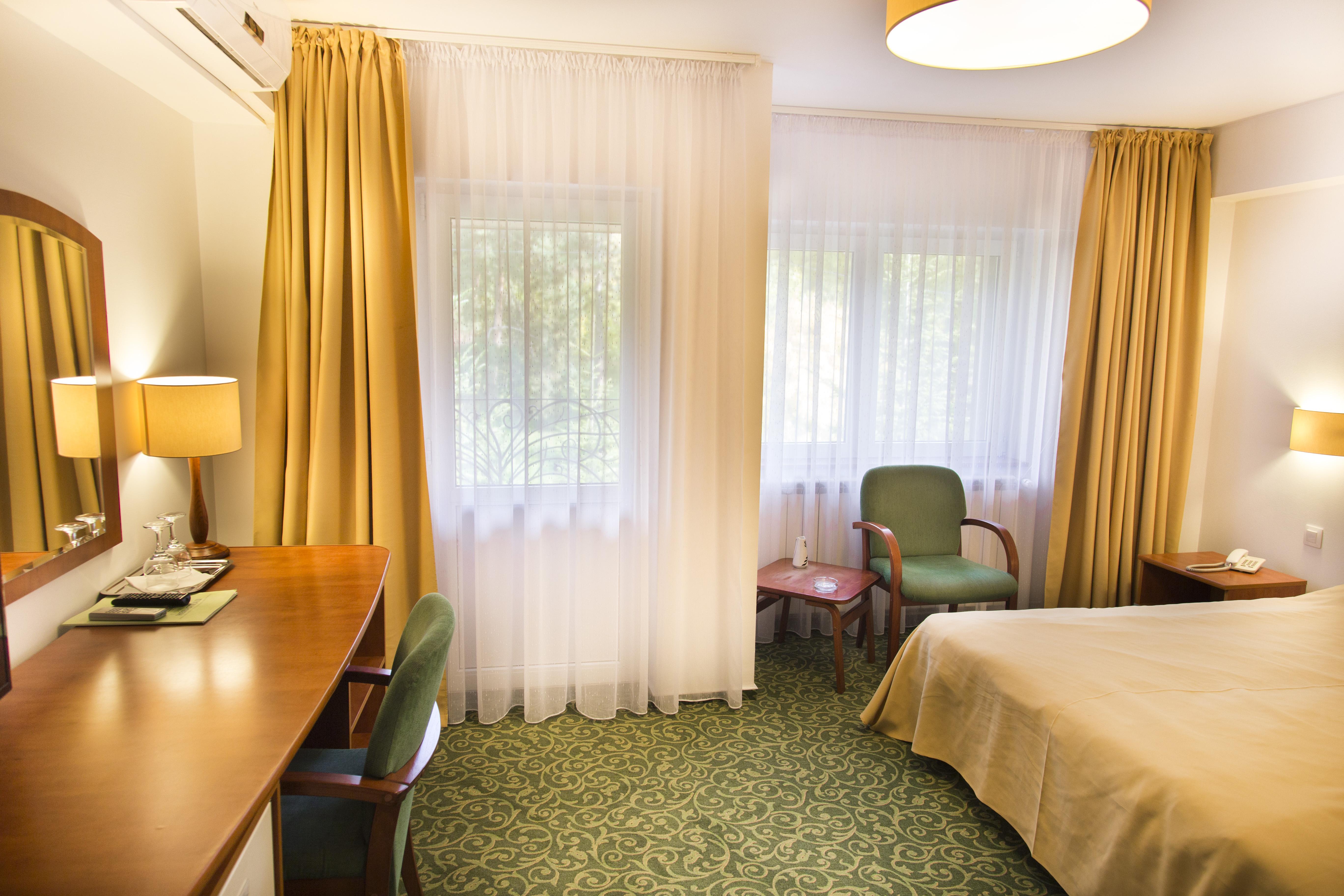 โฮเต็ล เฮราสทรอ Hotel บูคาเรสต์ ภายนอก รูปภาพ